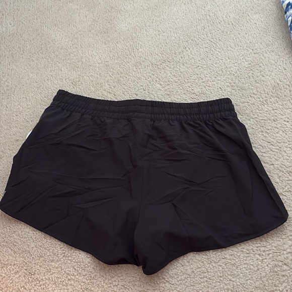 NWT Vuori Clementine 2.0 Shorts 2.5” - Picture 3 of 4